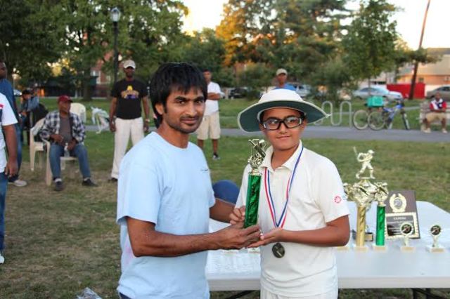 CLPUSA Parent presented a trophy to CricMax U-13 MVP