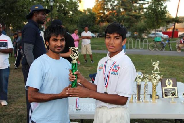 CLPUSA Parent presented a trophy to CLPUSA's U-13 MVP 